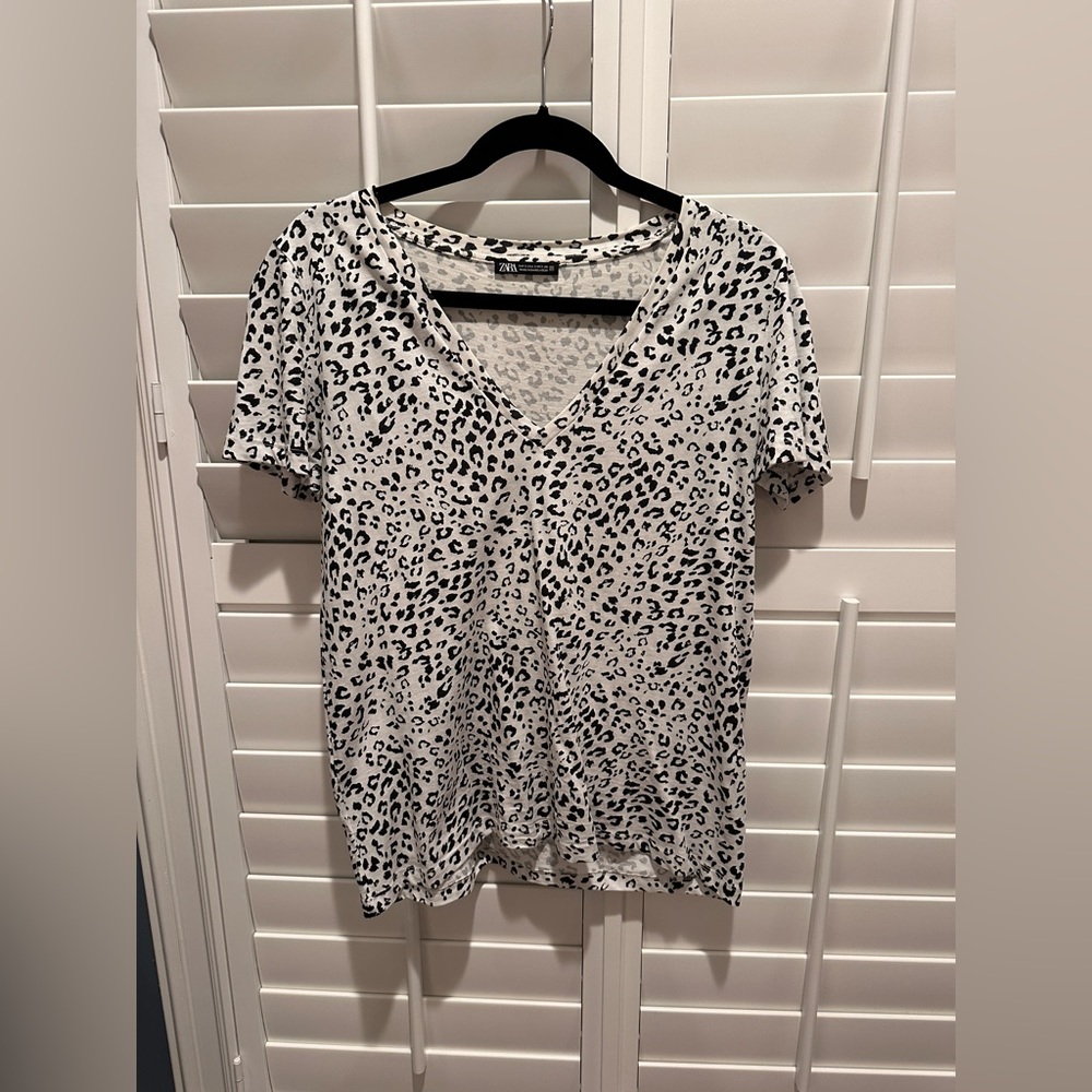 Zara black and white leopard bf v-neck tee